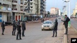 Contrôle policier à Conakry après l'élection présidentielle du 11 octobre 2015. (AP Photo/Youssouf Bah)