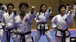 지난 1월 북한의 태권도 선수들이 전국대회에 출전해 서로 겨루고 있다.