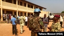 Quartier de PK5 à ‪Bangui‬, forte présence des soldats français et de la Minusca après des échanges de tirs avec un groupe d'hommes armés qui tentent de perturber le référendum. (VOA Afrique/Tatiana Mossot)