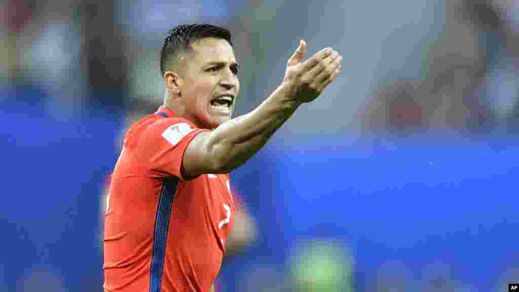 Dan wasan kwallon kasar Chili Alexis Sanchez a lokacin wasan karshe a filin wasanin kwallo dake Saint Petersburg dake Rasha, ranar Lahadi 2 ga watan Yuni shekarar 2017 