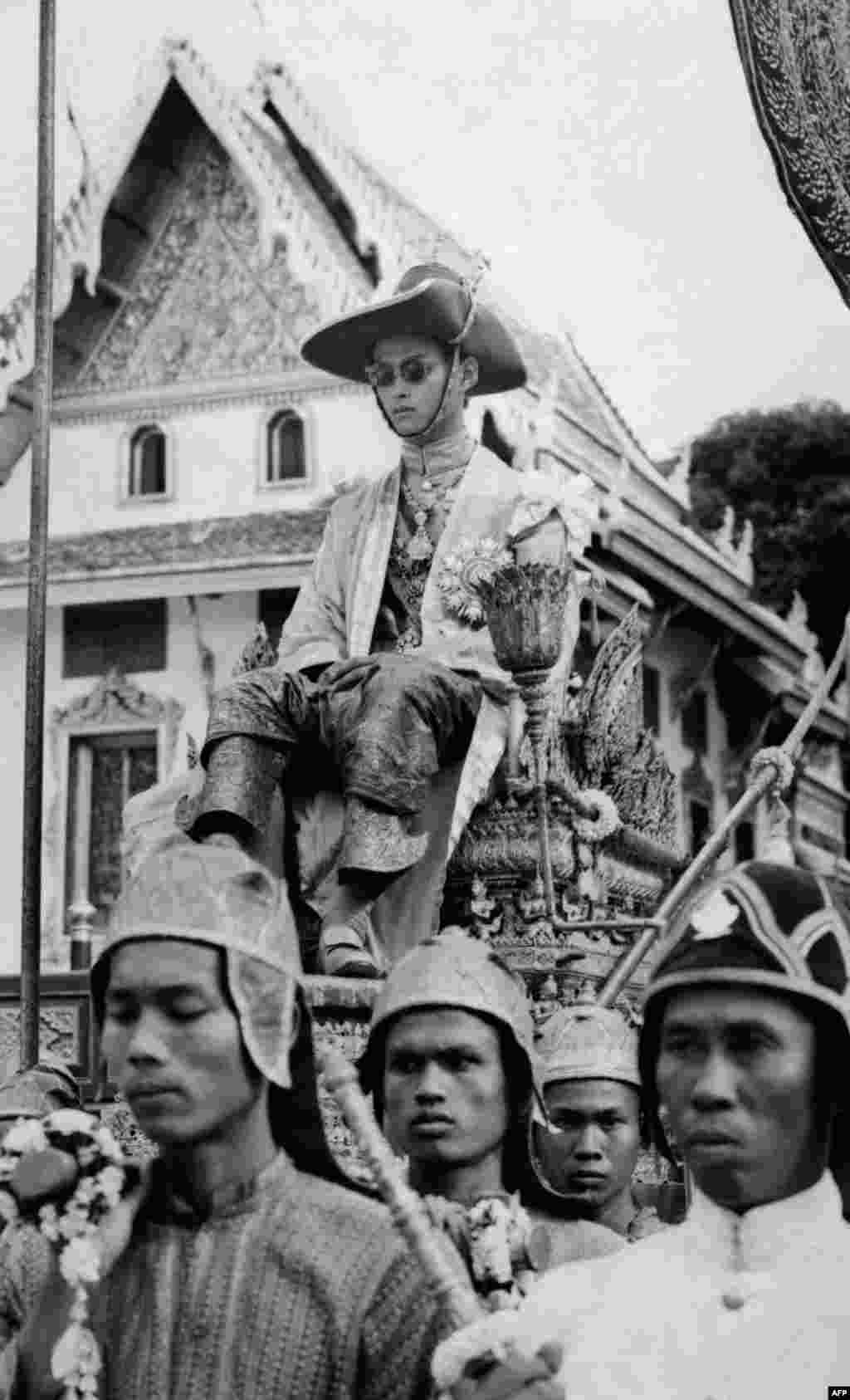 ព្រះមហាក្សត្រថៃព្រះបាទ Bhumidol Adulyadej គង់នៅលើគ្រែស្នែងអំឡុងពេលពិធីគ្រងរាជសម្បត្តិកាលពីថ្ងៃទី០៥ ខែឧសភា ឆ្នាំ១៩៥០។ 