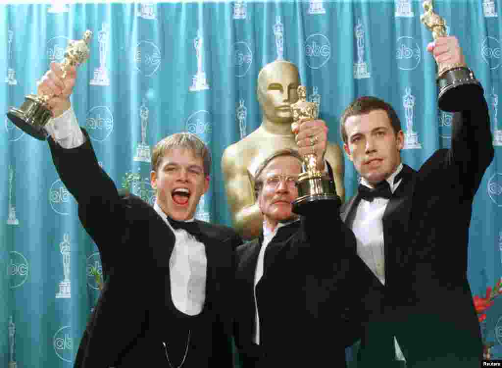 Pemenang Oscar (kiri ke kanan) Matt Damon, Robin Williams dan Ben Affleck memegang piala Oscar mereka atas karya mereka di film "Good Will Hunting" di Academy Awards ke-70, 23 Maret 1998, di Los Angeles. Damon dan Affleck memenangkan Skenario Terbaik dan Williams memenangkan Pemeran Pembantu Pria Terbaik.