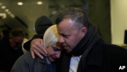 Nadeen, koja je čekala oslobađanje svog brata, Ahamda al-Seifija, nakon što je odležao 15 godina u izraelskim zatvorima, tješi je rođak, 23. februara 2025.
