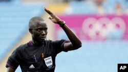 L'arbitre Bakary Gassama de la Gambie durant les Jeux Olympiques de Londres en 2012. REUTERS/Alessandro Garofalo (BRITAIN - Tags: SPORT OLYMPICS SPORT SOCCER)