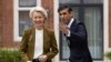 PM Inggris Rishi Sunak menyambut Presiden Komisi Eropa Ursula von der Leyen sebelum menandatangani kesepakatan "Protokol Irlandia Utara" di Windsor, Inggris Senin (27/2). 