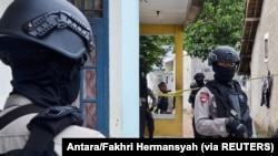 Petugas polisi dari unit Densus 88 berjaga di rumah tersangka teroris di Serpong, Tangerang Selatan, 21 Desember 2016. (Foto: Antara/Fakhri Hermansyah via REUTERS)