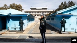 Tentara Korea Selatan berjaga di desa-desa perbatasan Panmunjom di Paju, Korea Selatan, Rabu, 21 Februari 2018. (Foto: dok).