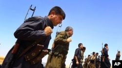 Tentara Kurdi Peshmerga berjaga-jaga di pinggiran kota Mosul, Irak (foto: dok).