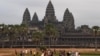 រូបឯកសារ៖ ភ្ញៀវទេសចរកម្ពុជាដើរទស្សនាទិដ្ឋភាពប្រាង្គប្រាសាទនៅក្នុងបរិវេណប្រាសាទអង្គរវត្ត នៅខេត្តសៀមរាប ថ្ងៃទី ៥ ខែមីនា ឆ្នាំ២០២០។