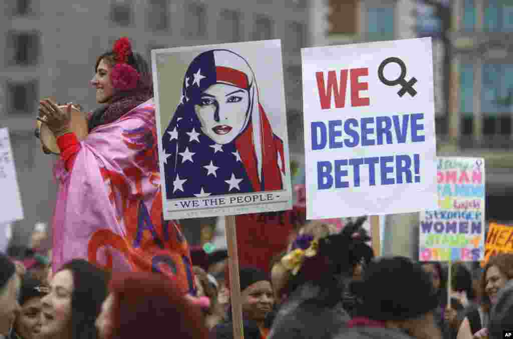 Au lendemain de l'investiture, la Marche des femmes est organisée à Washington D.C, rassemblant des centaines de milliers de personnes, le 21 janvier 2017.