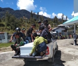 Proses evakuasi salah satu korban penembakan di Kabupaten Intan Jaya, Papua, Sabtu, 26 Oktober 2019. (Foto: Kapendam XVII/Cenderawasih)