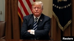 Predsjednik SAD Donald Trump čeka da novinari napuste sobu nakon što je govorio o svom sastanku sa ruskim predsjednikom Vladimirom Putinom, tokom sastanka sa članovima američkog Kongresa u Bijeloj kući, Vašington, 17. juna 2018.