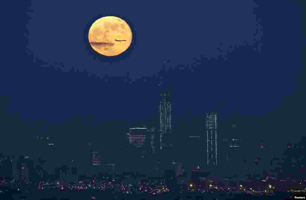 Bulan purnama super atau "supermoon" tampak di atas langit Manhattan, New York terlihat dari kota West Orange, New Jersey, 23 Juni kemarin.