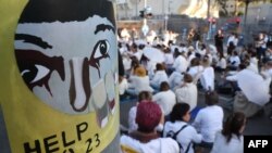 Роднини и приврзаници на Израелците кои се држат како заложници во Газа бараат итен договор за враќање на сите киднапирани пред израелското Министерство за одбрана во Тел Авив, на 25 декември 2024 година