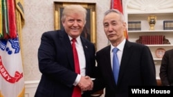 도널드 트럼프 미국 대통령이 17일 백악관에서 중국 경제 통상 대표단장인 류허 국무원 부총리와 만나 악수하고 있다. 