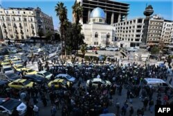 Aksi unjuk rasa di alun-alun al-Marjeh, Damaskus, 9 Maret 2025. Aktivis Suriah dan perwakilan masyarakat sipil menyerukan ajakan kepada massa "untuk berkabung atas jatuhnya korban sipil dan personel keamanan" di negara itu. (AFP)