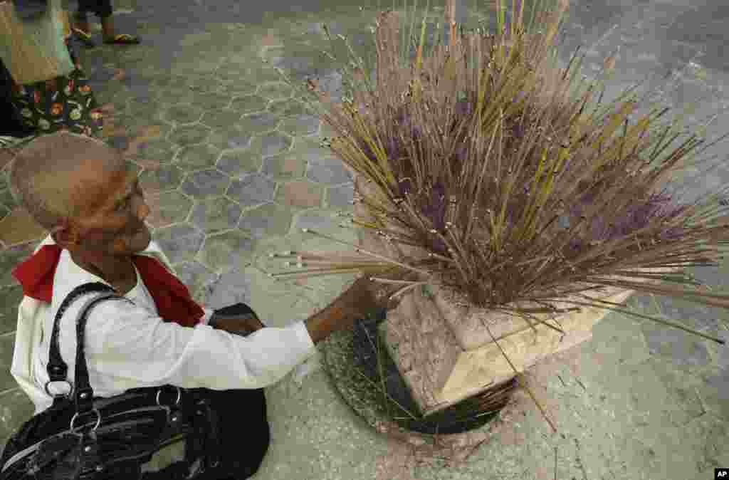 A mourner offers prayers to the late Cambodian King Norodom Sihanouk ahead of Sihanouk's funeral.