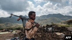 FILE - Mpiganaji wa vikosi maalum vya Afar akiwa Bisober, Tigray, Ethiopia, Dec. 9, 2020. Raia wasiopungua 20 wameuawa katika mapigano kati ya waasi na vikosi vinavyounga mkono serikali ya Ethiopia, huko Afar, kwa mujibu wa AFP July 22, 2021. Picha na AFP.
