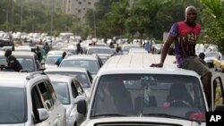 Des conducteurs font la queue pour s'approvisionner à la pompe au Nigeria à cause de la pénurie de carburant
