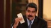 Le président vénézuélien Nicolas Maduro tient un billet de banque de la nouvelle monnaie vénézuélienne Bolivar Soberano (Souverain Bolivar), lors d'une réunion avec les ministres au palais Miraflores à Caracas, Venezuela, le 17 août 2018. 