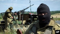Pejuang separatis pro-Rusia berjaga di dekat wilayah Luhansk, Ukraina Timur (Foto: dok).