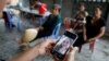 Seorang kerabat menunjukkan foto Anna Bui Thi Nhung, satu dari 39 migran Vietnam yang ditemukan tewas dalam sebuah truk kontainer di Inggris 23 Oktober lalu. 