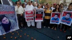 Warga Pakistan ikut berdemo menentang pembunuhan Mohammad Mashal Khan, seorang mahasiswa Universitas Abdul Wali Khan di Karachi, Pakistan, 22 April 2017.