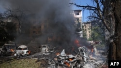 Yuli 8, 2024 a Kyiv, na nuna motoci suna konewa bayan wani hari da makami mai linzami da Rasha ta kai.