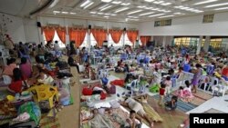 Warga berkumpul di dalam tempat penampungan setelah dievakuasi dari rumah mereka untuk menghindari hantaman topan Hagupit di kota Surigao, Filipina Selatan (5/12).