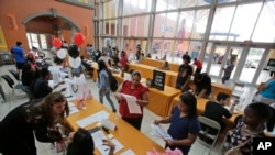 Des demandeurs d'emplois à Miami, le 6 octobre 2015