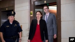 Mantan penasihat Gedung Putih di Rusia, Fiona Hill, tiba di Capitol Hill di Washington, 14 Oktober 2019, ketika dia dijadwalkan untuk bersaksi di hadapan anggota parlemen kongres sebagai bagian dari penyelidikan pemakzulan DPR terhadap Presiden Donald Trump. (Foto: AP)