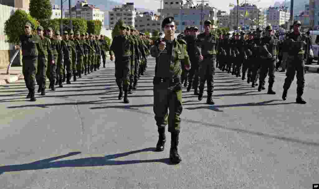 Palestinians march during a rally celebrating the 48th anniversary of the Fatah movement, in the West Bank city of Nablus, January 3, 2013.