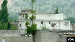 Pihak berwajib Pakistan menahan tiga isteri dan anak-anak Osama bin Laden dari kompleks di Abbottabad, Pakistan.