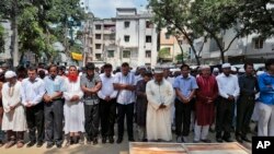 Suasana pemakaman Xulhaz Mannan, salah seorang korban pembunuhan dengan golok di Dhaka, Bangladesh, 26 April 2016 (Foto: dok). 