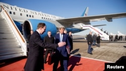 Le Secrétaire d 'Etat américain John Kerry arrivant à l’aéroport international de Vnukovo près de Moscou , en Russie , le 23 Mars 2016.