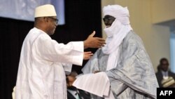 Le président du Mali Ibrahim Boubacar Keita (gauche) embrasse un représentant de la coalition des rebelles touaregs, Mahamadou Djery Maiga, à Bamako, Mali, 20 juin 2015.