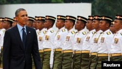 Presiden Barack Obama menginspeksi barman kehormatan dalam upacara penyambutan tamu negara di Lapangan Parlemen, Kuala Lumpur, Malaysia (26/4). 