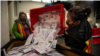 Punonjësja zgjedhore Kristen Mun nxjerr votat nga një kuti votimi (Portland, Oregon, 3 nëntor 2020)