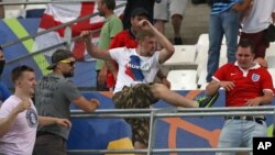 Un supporter russe s'attaque à un Anglais le 11 juin 2016 au stade Velodrome à Marseilles.
