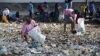 Para relawan membersihkan sampah-sampah plastik di Teluk Manila, Filipina (foto: ilustrasi). 