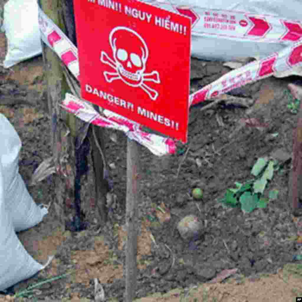 Sisa-sisa dari perang Vietnam, diperkirakan ada 350.000 ton bom dan ranjau darat yang belum meledak yang harus ditemukan dan dibuang. Mereka telah membunuh atau melukai ribuan petani pada 35 tahun terakhir. 