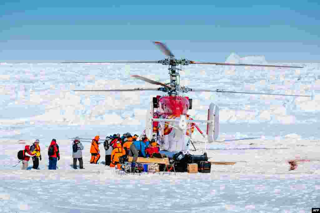 Sebuah helikopter dari kapal pemecah es China, Xue Long, siap mengevakuasi kelompok pertama penumpang kapal riset Rusia &#39;MV Akademik Shokalskiy&#39; yang terjebak es di Antartika.
