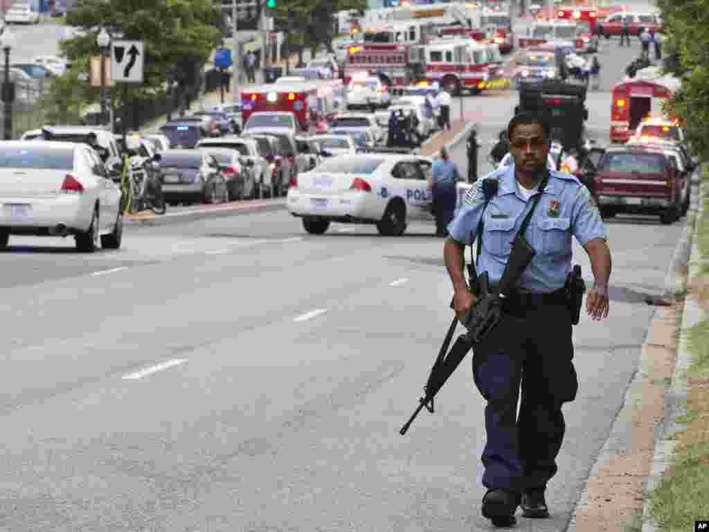 Polisi berjaga-jaga dekat markas Angkatan Laut Washington. (AP/Jacquelyn Martin)