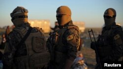 Para pejuang pasukan demokratik Suriah atau SDF siaga di dekat desa Baghouz, provinsi Deir Al Zor, Suriah (1/3). 