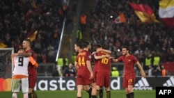 Les joueurs de l'AS Rome célèbrent leur victoire 1-0 lors du match retour contre Shakhtar Donetsk, au stade olympique de Rome, le 13 mars 2018.