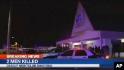 Dans cette photographie d'une vidéo, les gens se rassemble après la fusillade de la discothèque Club Blu à Fort Myers, Floride, le 25 juillet 2016.