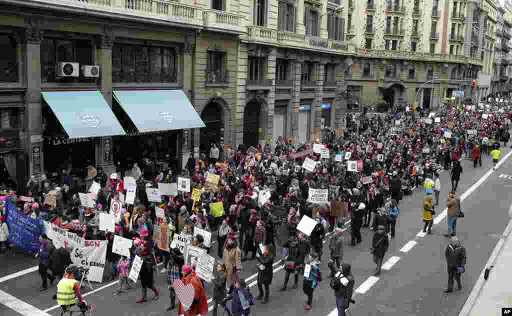 Demonstrasi Women's March di Barcelona, Spanyol (21/1). (AP/Manu Fernandez)