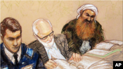 Picha ya kuchorwa inayoonyesahali hali ilivyokuwa mahakamani wakati mshukiwa mkuu wa mashambulizi ya 9/11 Kalid Sheik Mohamad alifikishwa mbele ya jaji mwaka wa 2013 katika kambi ya kijeshi ya Guantanamo Bay, Cuba. 