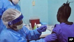 Un Libérien se faisant vacciner contre le virus à Ebola