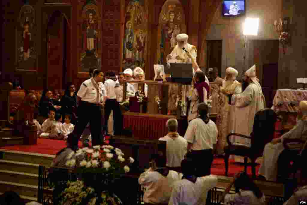 Pejabat sementara Paus Bakhomious memimpin upacara pemilihan Paus baru di Katedral Ortodoks Koptik Saint Mark di Kairo (4/11). (VOA/Yuli Weeks)